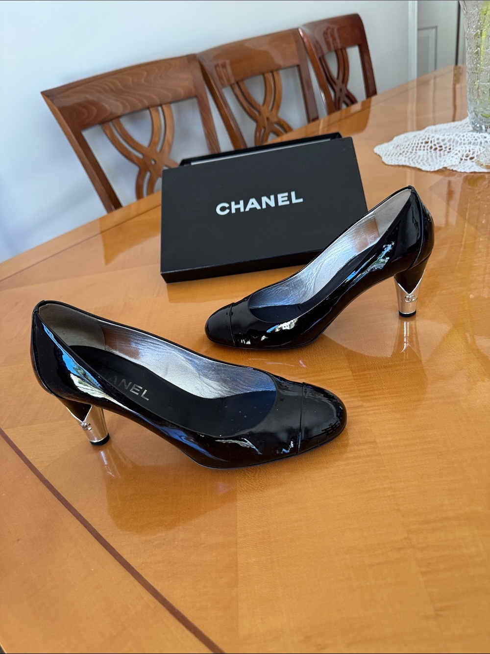 CHANEL Black Patent Leather Round-Toe Heels size 39,5